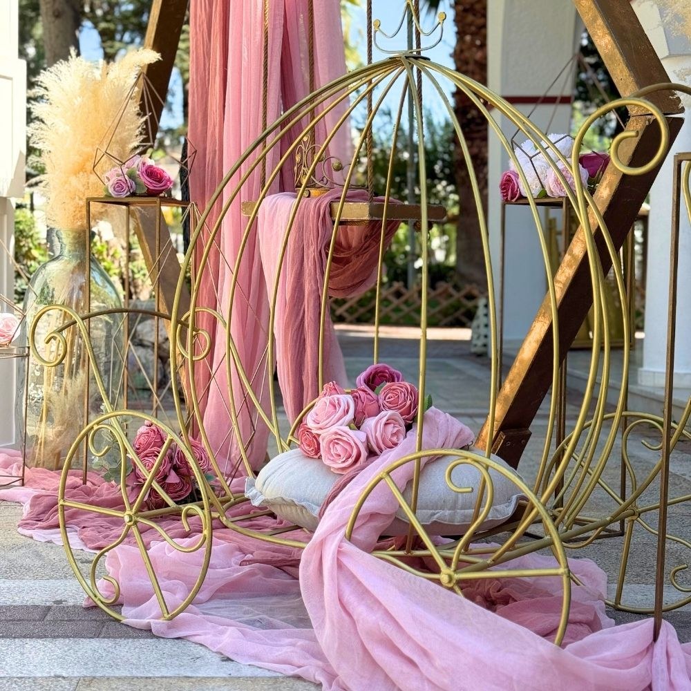 Στολισμός βάπτισης για κορίτσι με θέμα την άμαξα