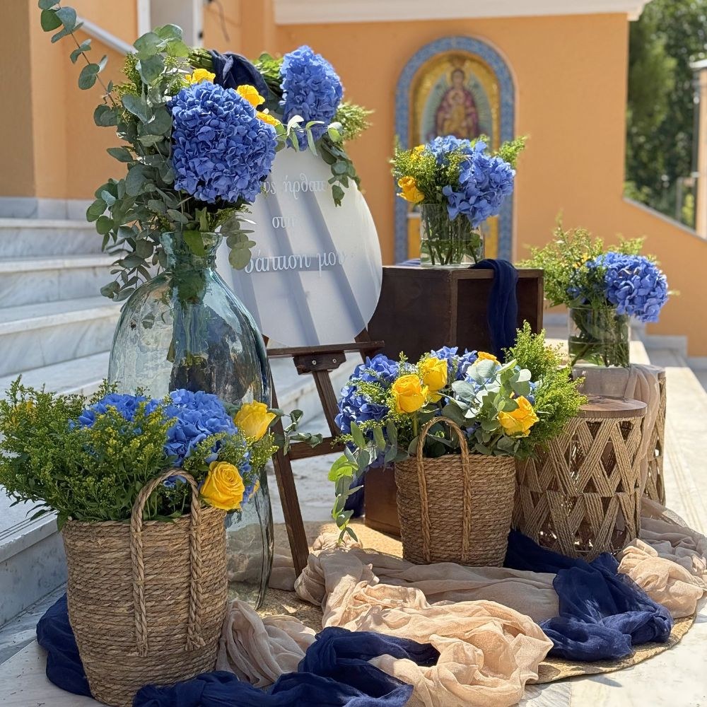 Στολισμός βάπτισης για αγόρι με πολύχρωμα λουλούδια