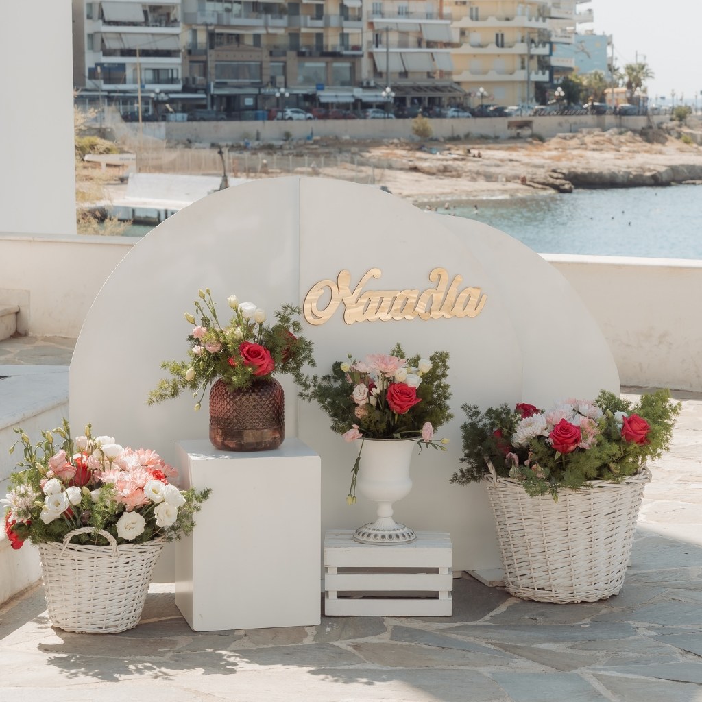 Ο στολισμός βάπτισης της μικρής Ναταλίας: μία παριζιάνικη patisserie δίπλα στη θάλασσα