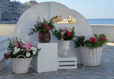 Ο στολισμός βάπτισης της μικρής Ναταλίας: μία παριζιάνικη patisserie δίπλα στη θάλασσα