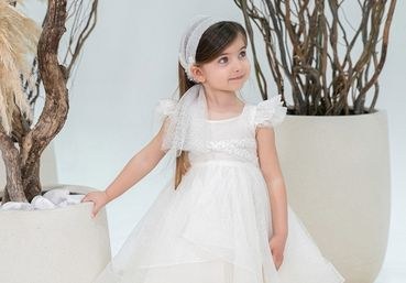 Βαπτιστικά Ρούχα Κορίτσι Stova Bambini SS26: Η Συλλογή που Μεταμορφώνει το Μυστήριο σε Editorial Μόδας