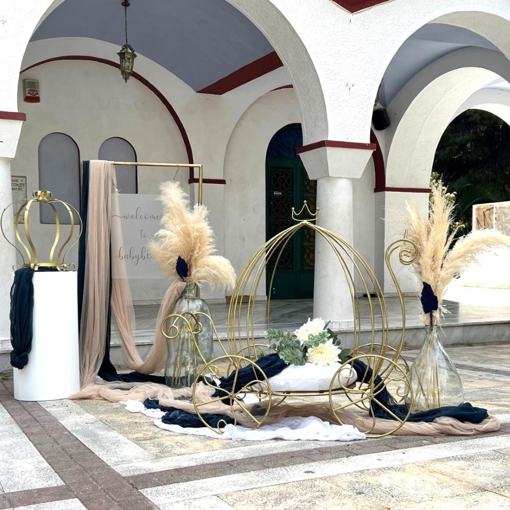 στολισμός βάπτισης για αγόρι με θέμα την κορώνα και την άμαξα