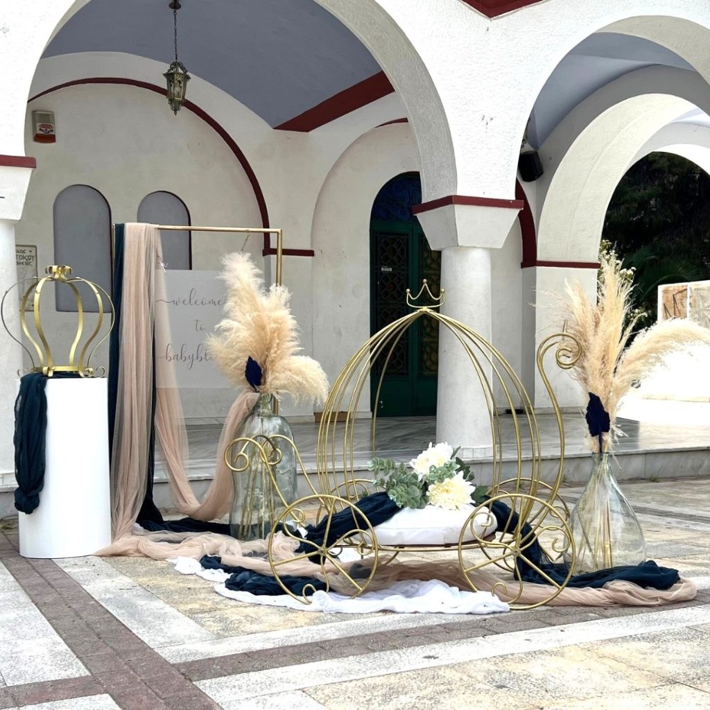 στολισμός βάπτισης για αγόρι με θέμα την κορώνα και την άμαξα