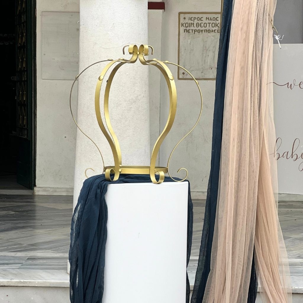 στολισμός βάπτισης για αγόρι με θέμα την κορώνα και την άμαξα