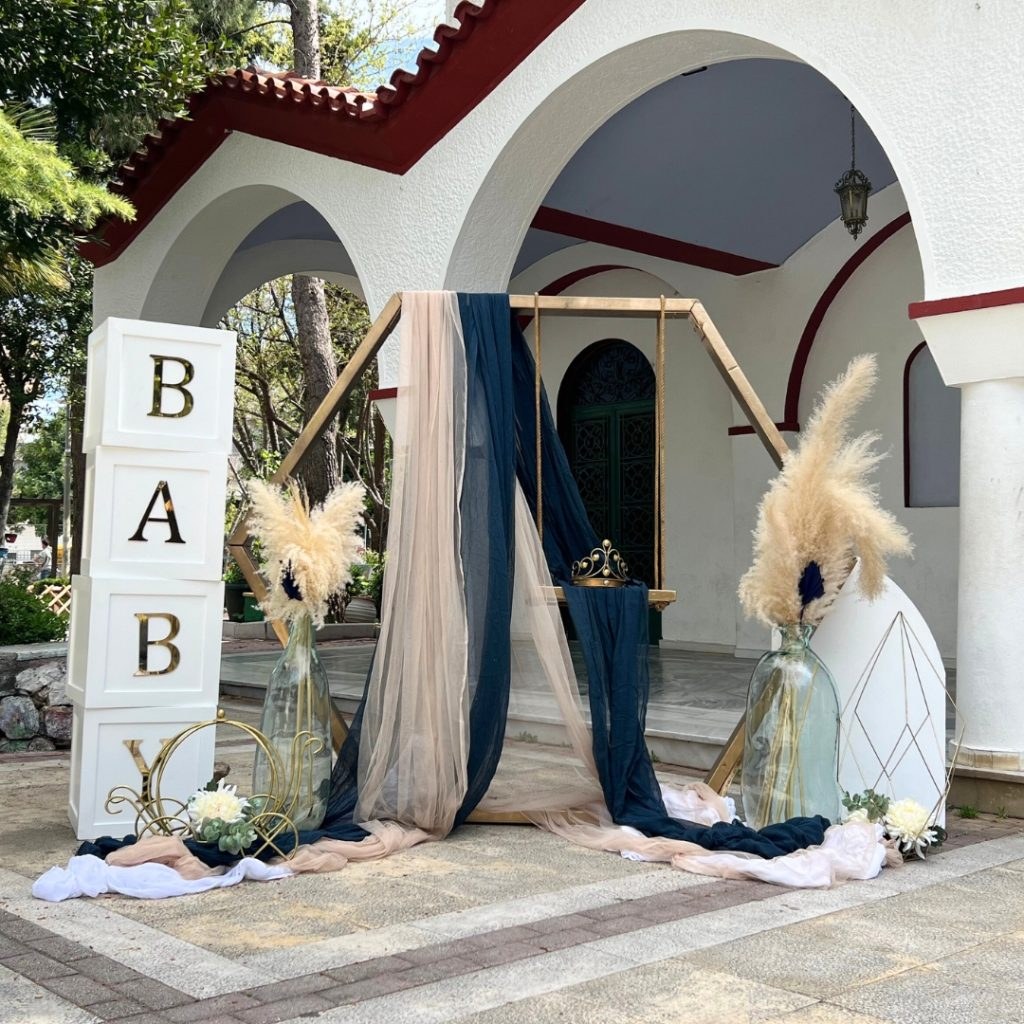 στολισμός βάπτισης για αγόρι με θέμα την κορώνα και την άμαξα