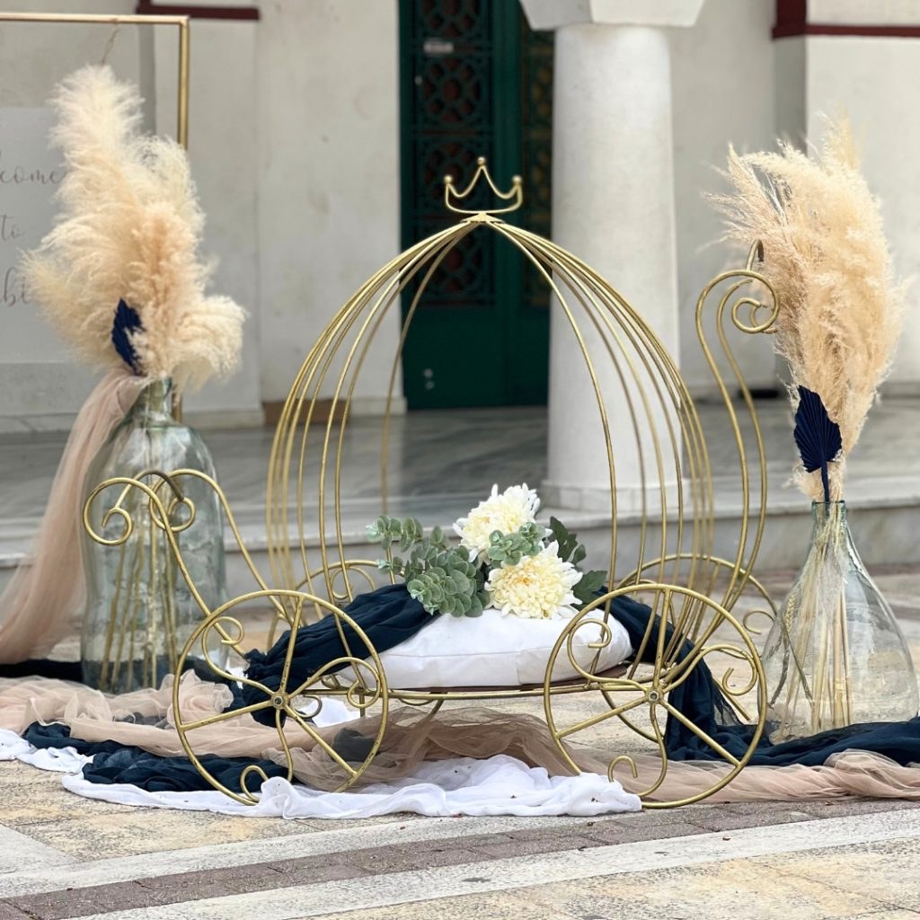 στολισμός βάπτισης για αγόρι με θέμα την κορώνα και την άμαξα