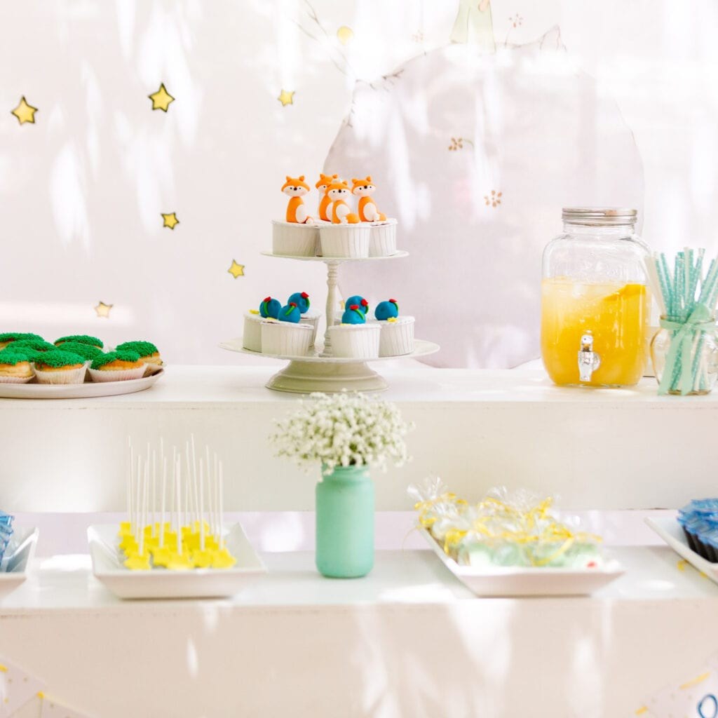 candy bar βάπτισης με cupcakes και θέμα μικρό πρίγκιπα