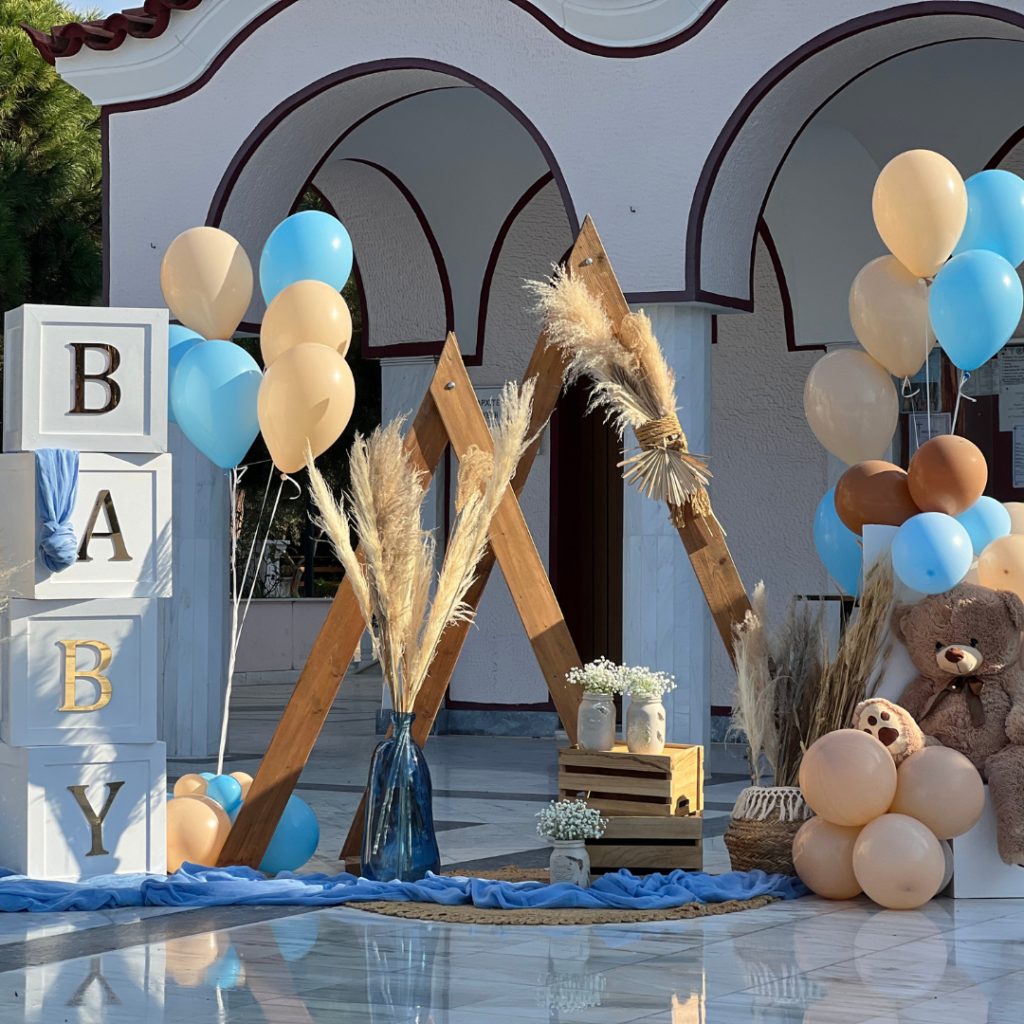 Πρωτότυπος στολισμός βάπτισης με μπαλόνια και αρκουδάκια