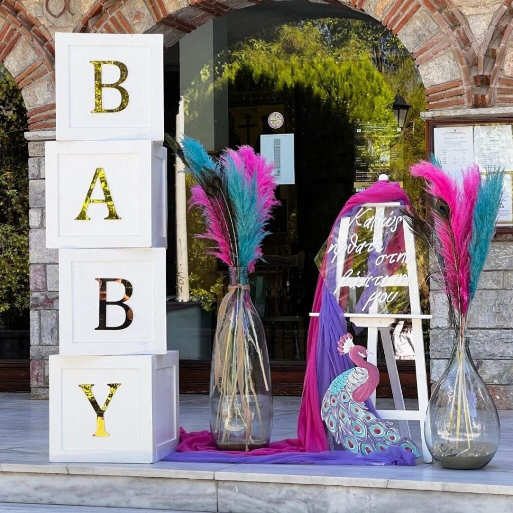 Εντυπωσιακός στολισμός βάπτισης  με θέμα το παγώνι