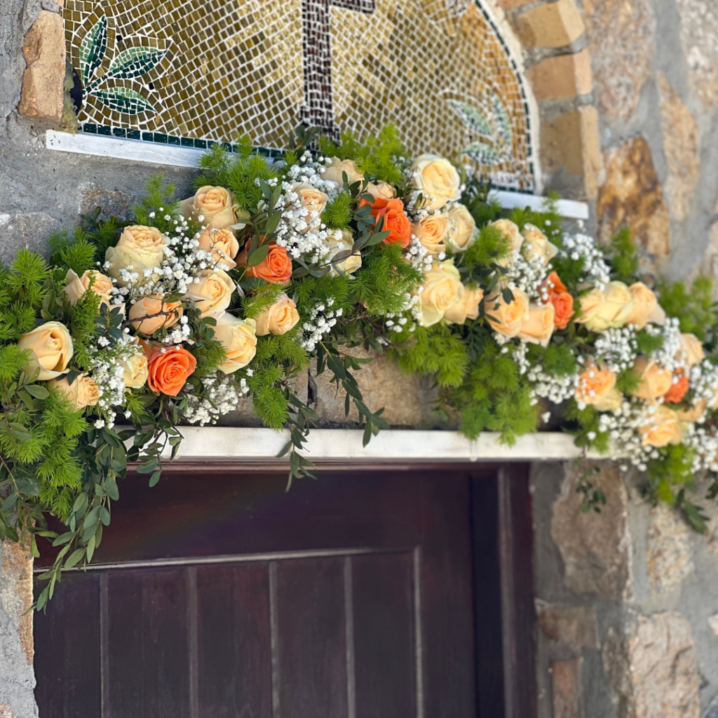 Ο στολισμός βάπτισης με λουλούδια της μικρής Γεωργίας