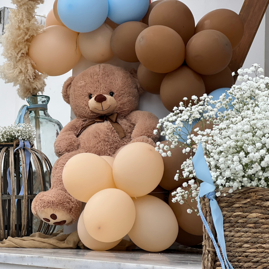 Ο στολισμός βάπτισης του μικρού Αλέξη με μπαλόνια και αρκουδάκια