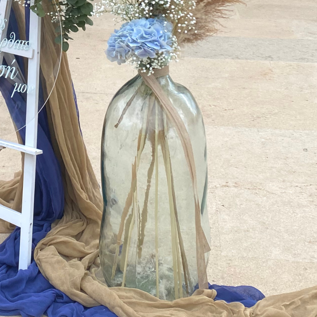 στολισμός βάπτισης με μπλε και μπεζ υφάσματα