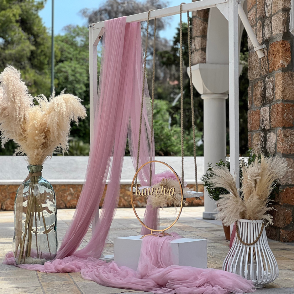 Ο στολισμός βάπτισης της μικρής Κατερίνας με μπαλόνια και θέμα τον κύκνο