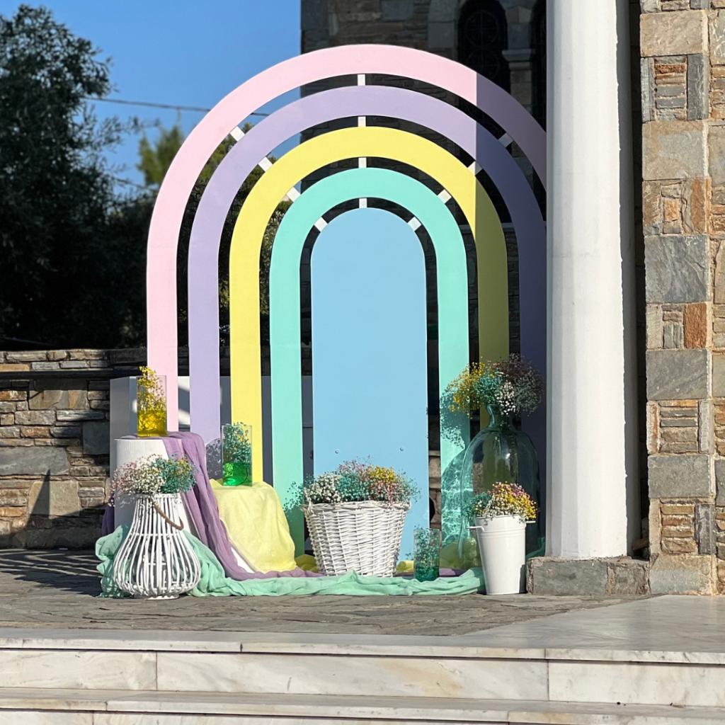 Ο στολισμός βάπτισης της Νίκης-Μαρίας και του Θωμά, με θέμα το ουράνιο τόξο