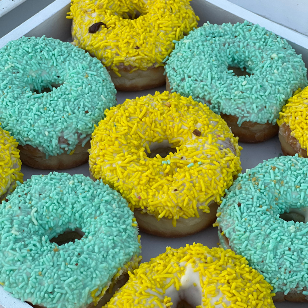 candy bar βάπτισης με θέμα το ουράνιο τόξο