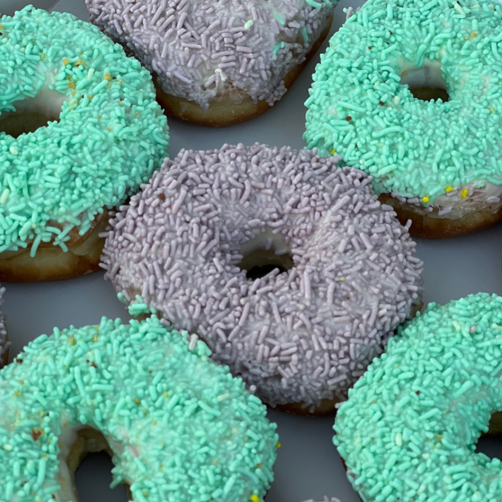 candy bar βάπτισης με θέμα το ουράνιο τόξο