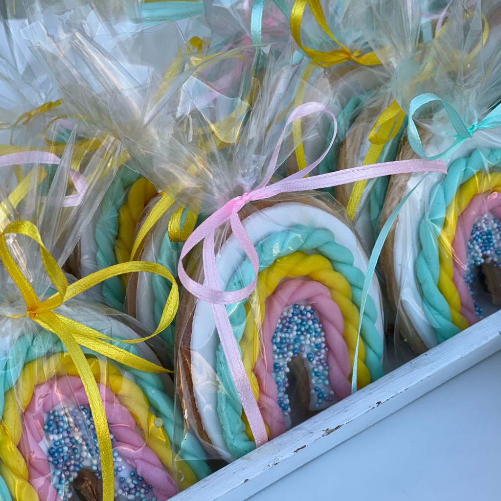 candy bar βάπτισης με θέμα το ουράνιο τόξο