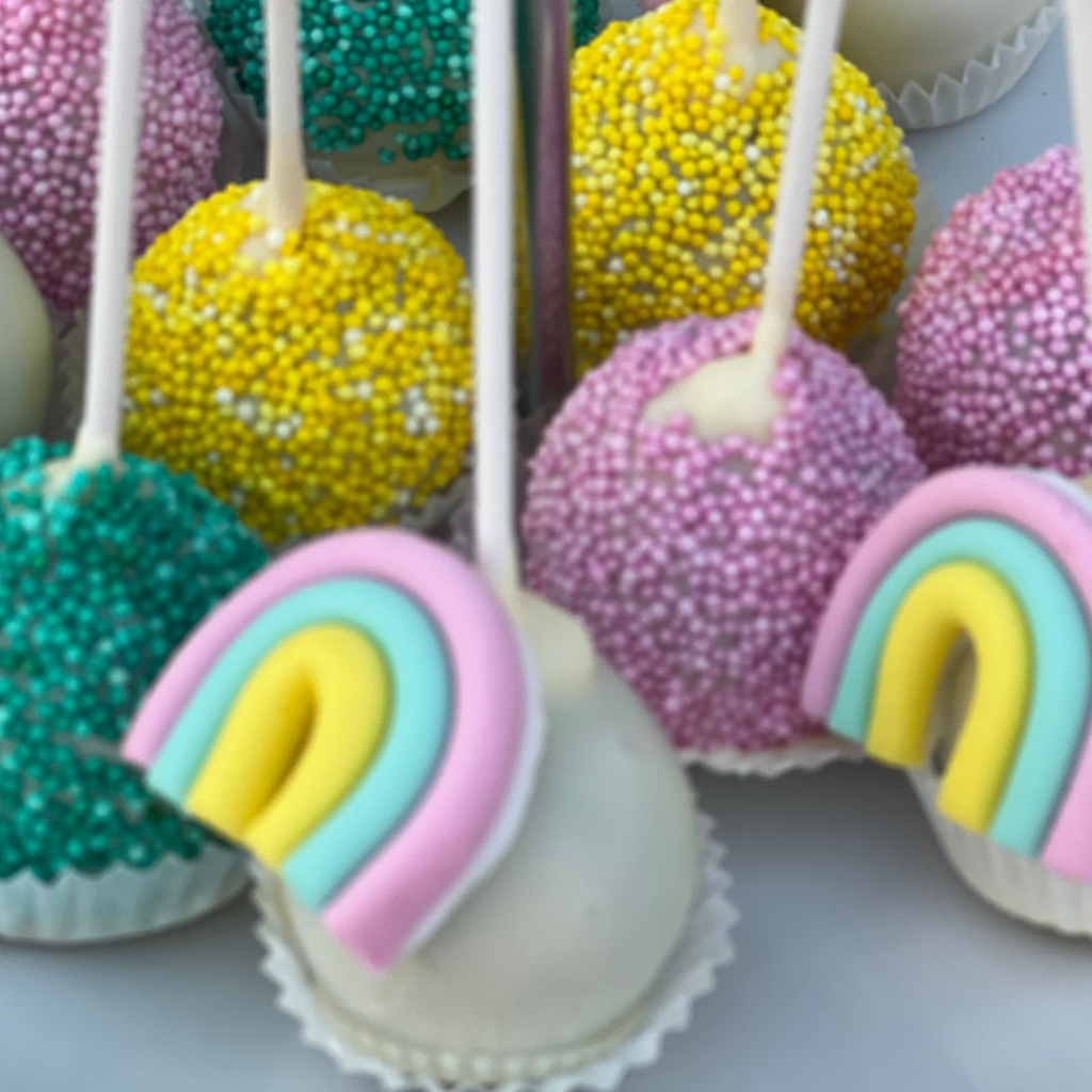 candy bar βάπτισης με θέμα το ουράνιο τόξο