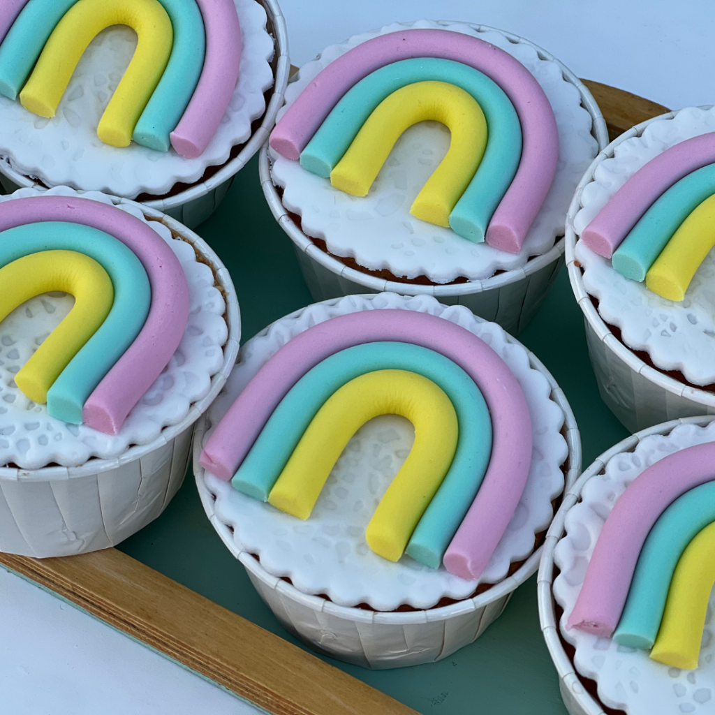 candy bar βάπτισης με θέμα το ουράνιο τόξο