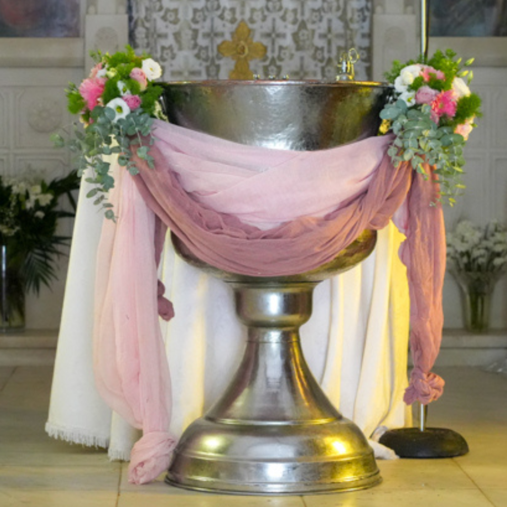 Ο στολισμός βάπτισης της μικρής Ανατολής με λουλούδια