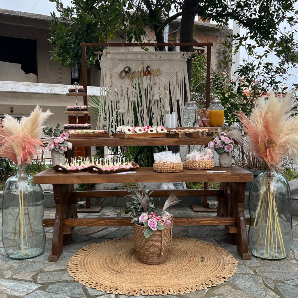 candy bar βάπτισης με εντυπωσιακά γλυκά, boho στοιχεία και μακραμέ