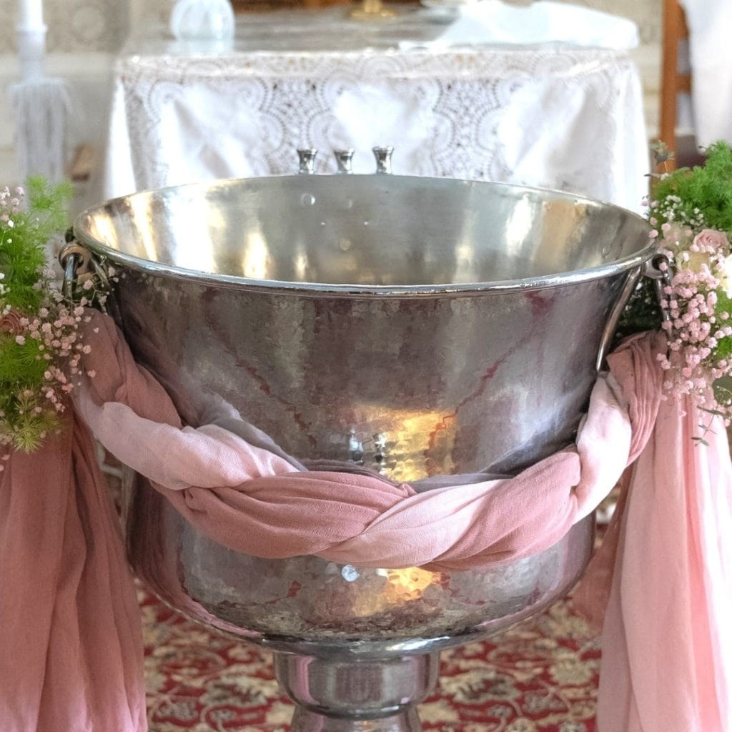 ρομαντικός στολισμός κολυμπήθρας σε αποχρώσεις του ροζ και του σάπιου μήλου!