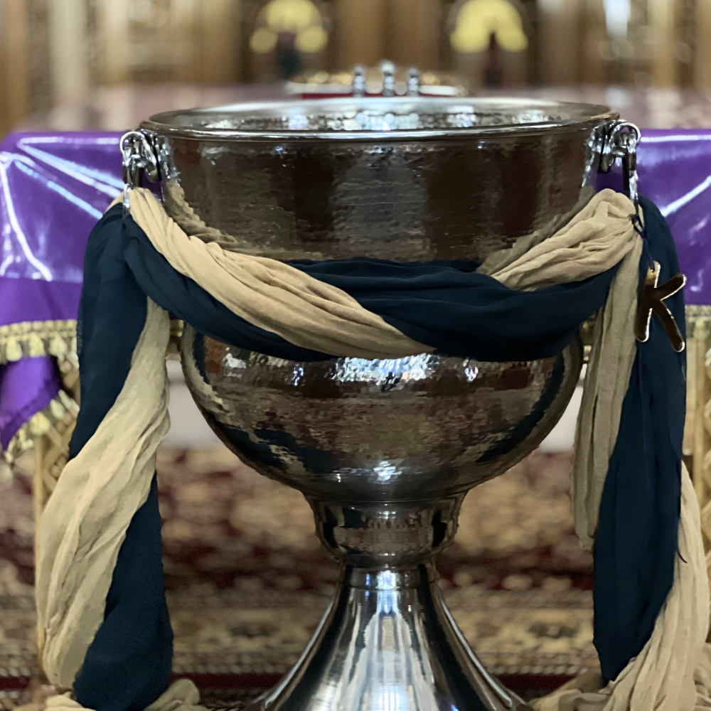 στολισμός κολυμπήθρας με μπλε και μπεζ υφάσματα