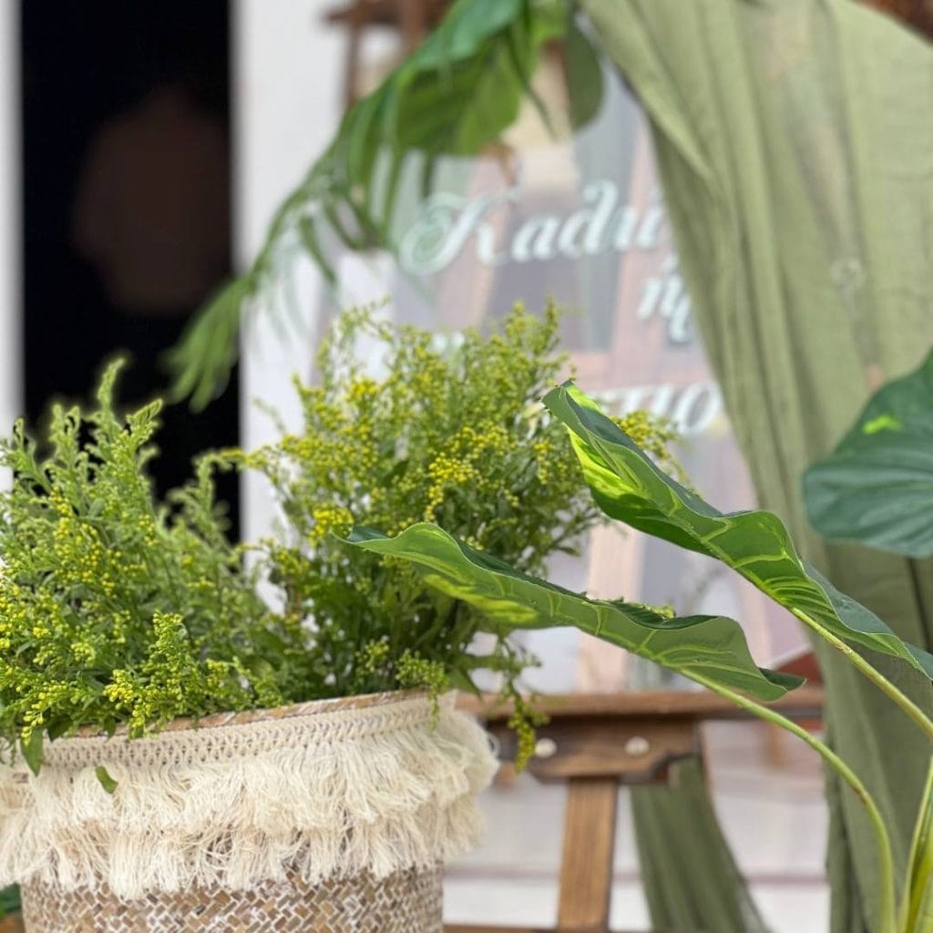 στολισμός βάπτισης δεινόσαυρος με τροπικά φύλλα