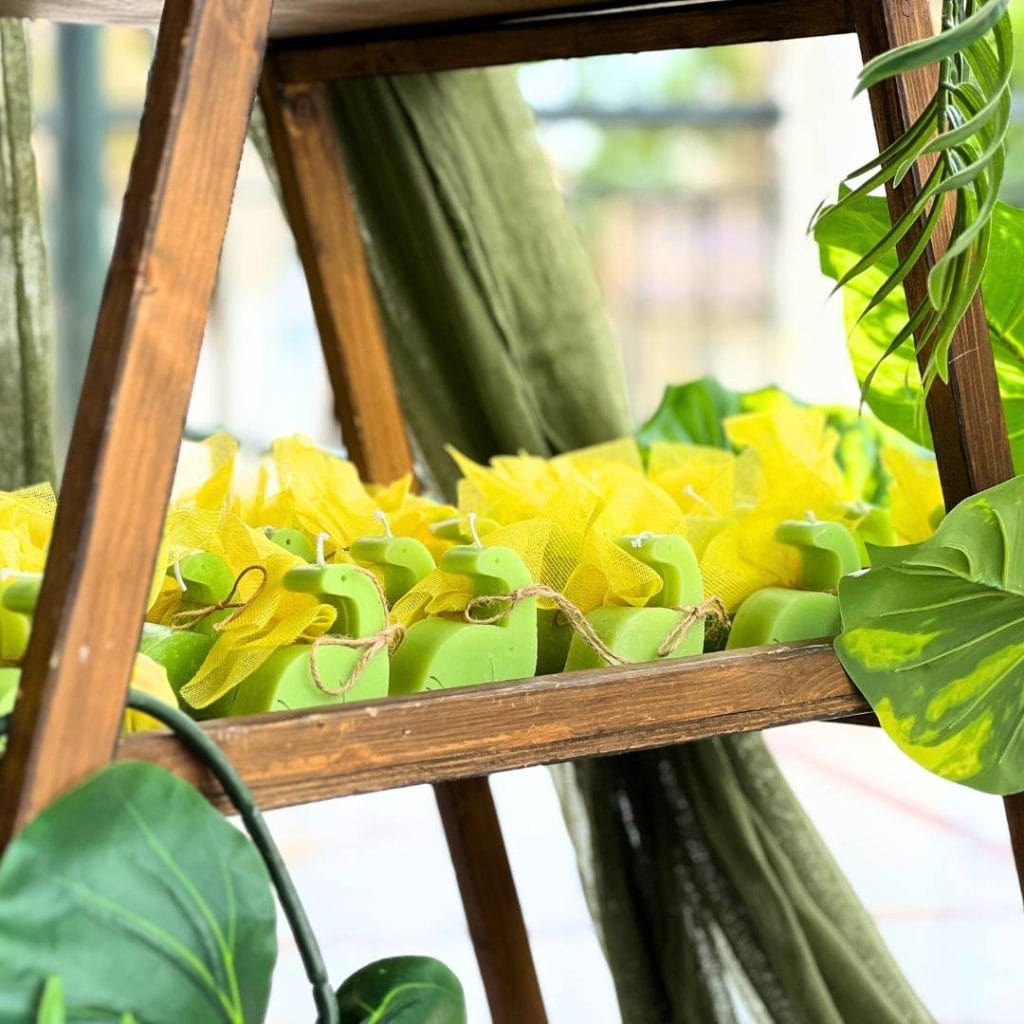 μπομπονιέρες βάπτισης αρωματικά κεριά σε σκαλιέρα