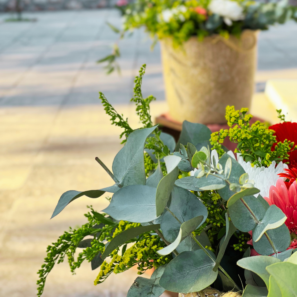 φθινοπωρινός στολισμός βάπτισης για κορίτσι με λουλούδια