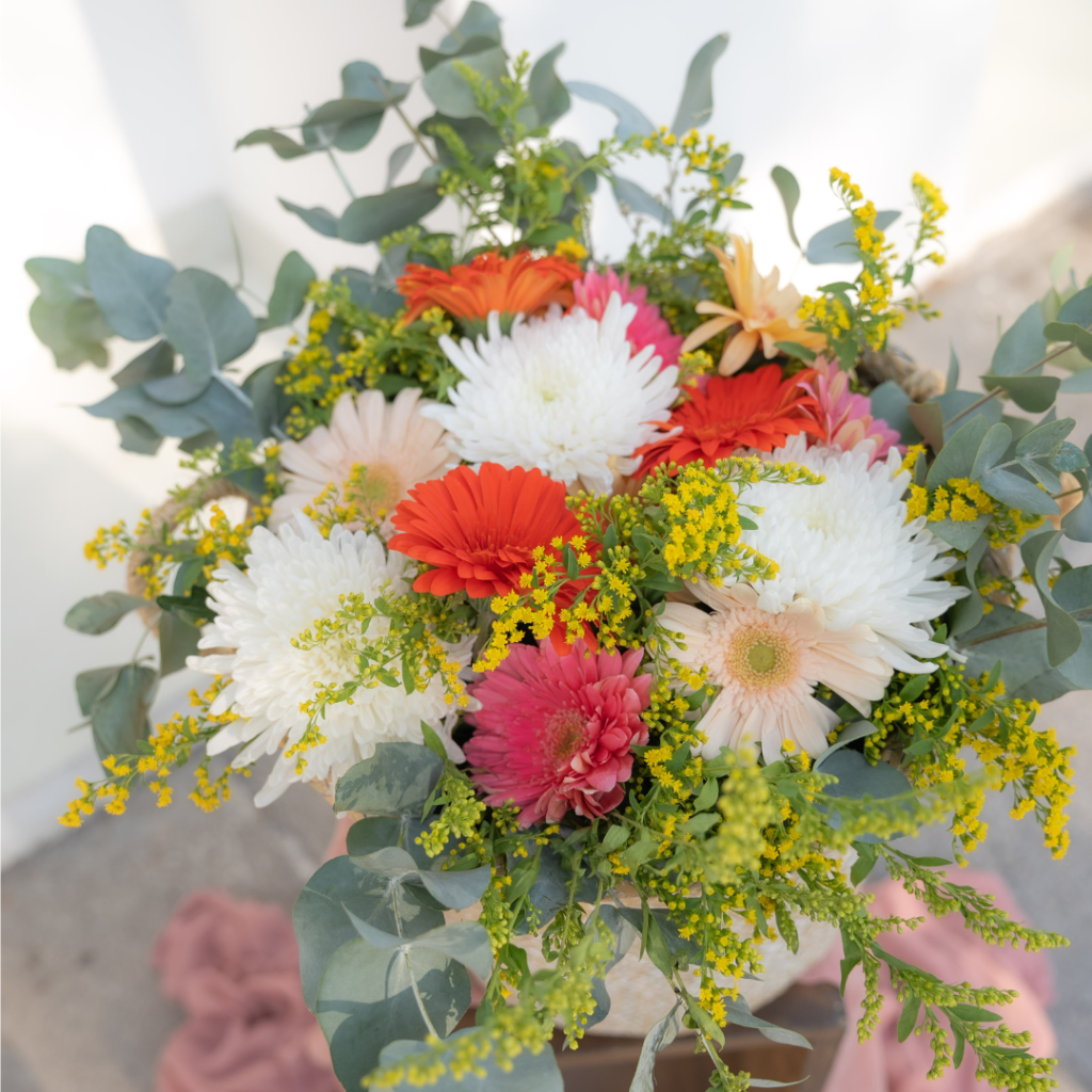 φθινοπωρινός στολισμός βάπτισης για κορίτσι με λουλούδια