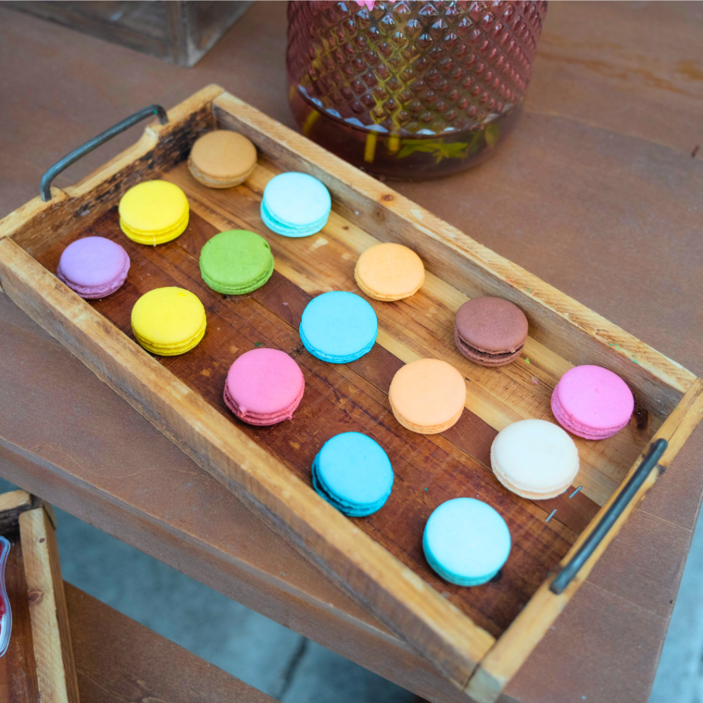 candy bar βάπτισης για κορίτσι με πολύχρωμες γλυκές δημιουργίες