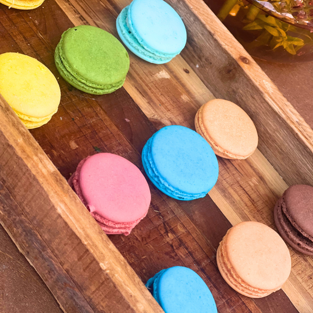 candy bar βάπτισης για κορίτσι με πολύχρωμες γλυκές δημιουργίες