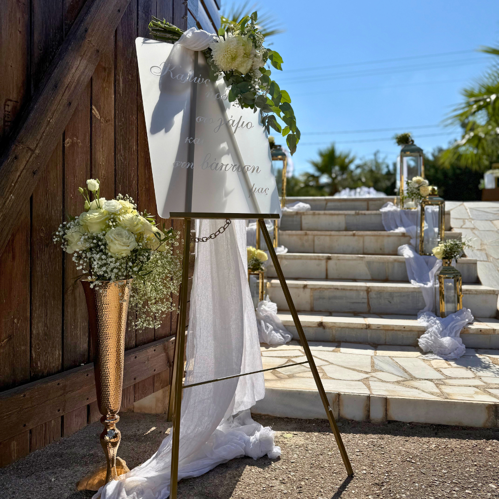 Ρομαντικός στολισμός γάμου και βάπτισης στο Κτήμα Amare - Λουλούδια, χρυσές λεπτομέρειες και φυσική κομψότητα