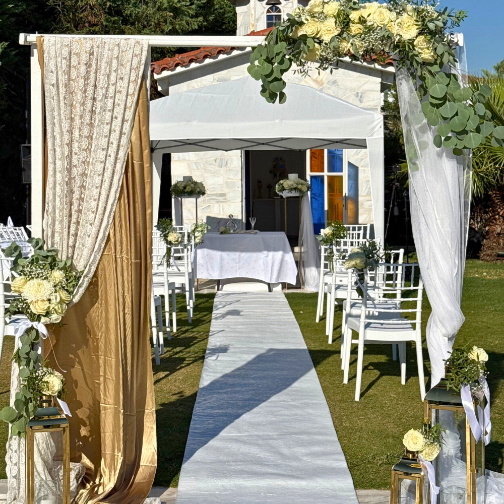 στολισμός γάμου με χρυσά στοιχεία