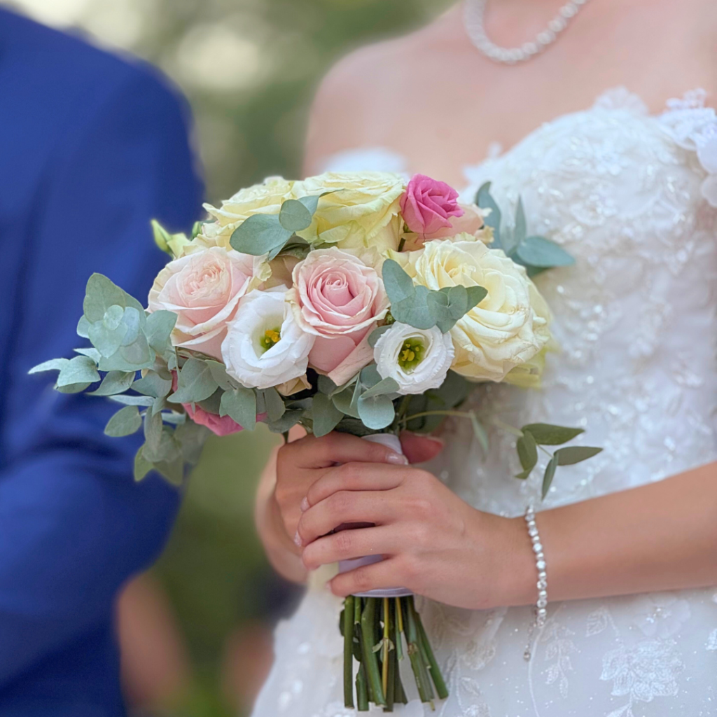 &Eta; &nu;&upsilon;&phi;&iota;&kappa;ή &alpha;&nu;&theta;&omicron;&delta;έ&sigma;&mu;&eta;, &sigma;&tau;&alpha; &chi;έ&rho;&iota;&alpha; &tau;&eta;&sigmaf; &nu;ύ&phi;&eta;&sigmaf;