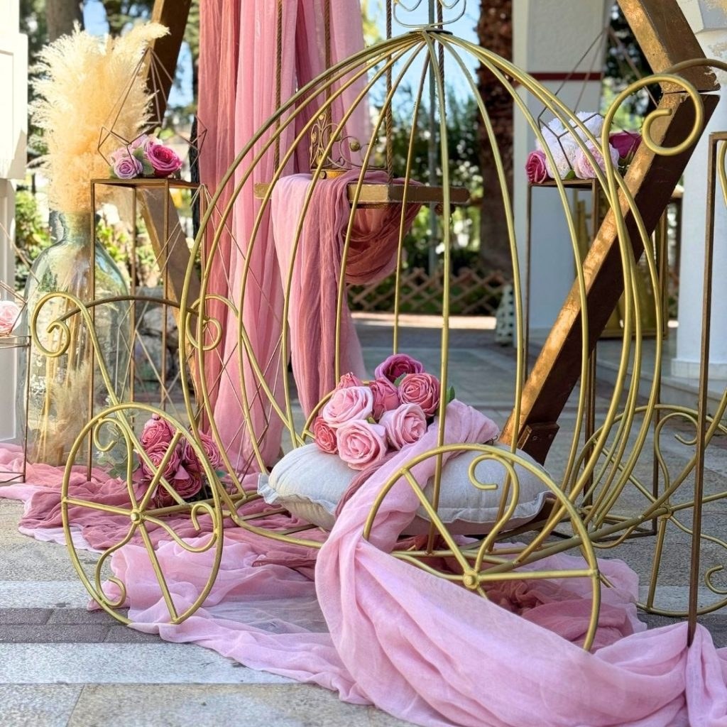 Στολισμός βάπτισης άμαξα-κορώνα για κορίτσι