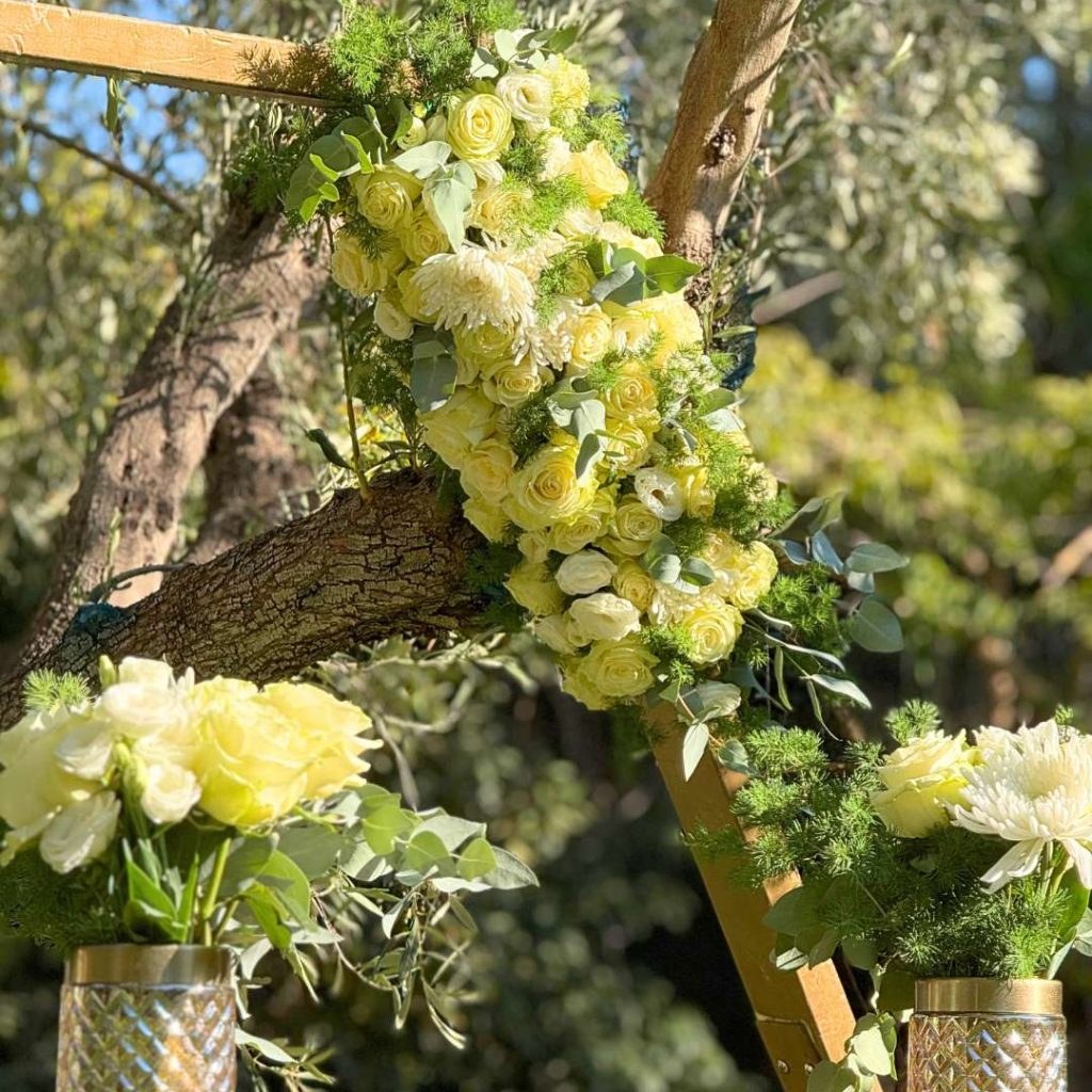 ρομαντικός στολισμός γάμου με τριαντάφυλλα και πρασινάδες