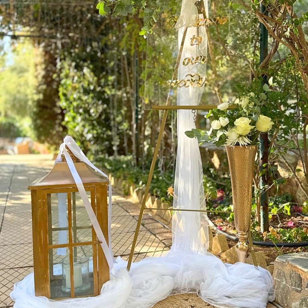 ρομαντικός στολισμός γάμου με τριαντάφυλλα και πρασινάδες