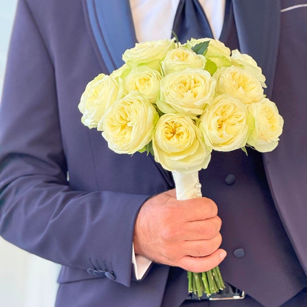 νυφική ανθοδέσμη με κρεμ garden τριαντάφυλλα, δεμένη με σατέν κορδέλα με πέρλες