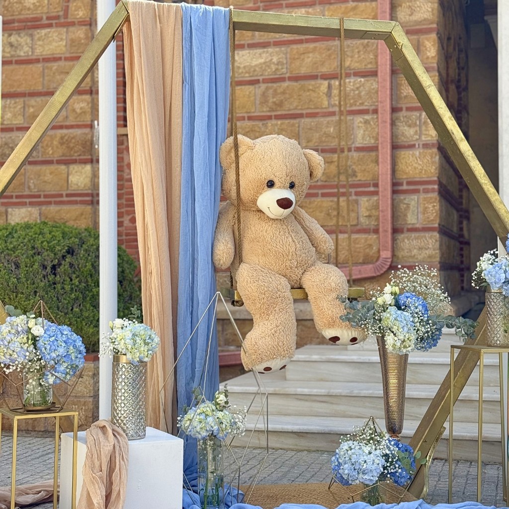 Στολισμός βάπτισης με θέμα το αρκουδάκι: τρυφερότητα, ασφάλεια και τελετουργική αισθητική