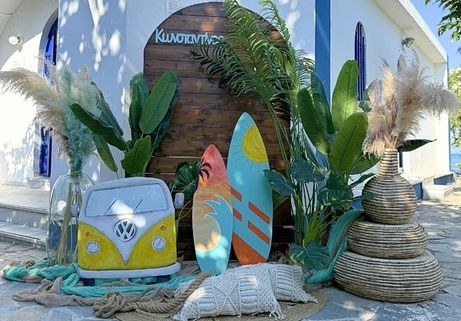 Ο στολισμός βάπτισης του μικρού Κωνσταντίνου με θέμα το Wolkswagen βανάκι και το Surf
